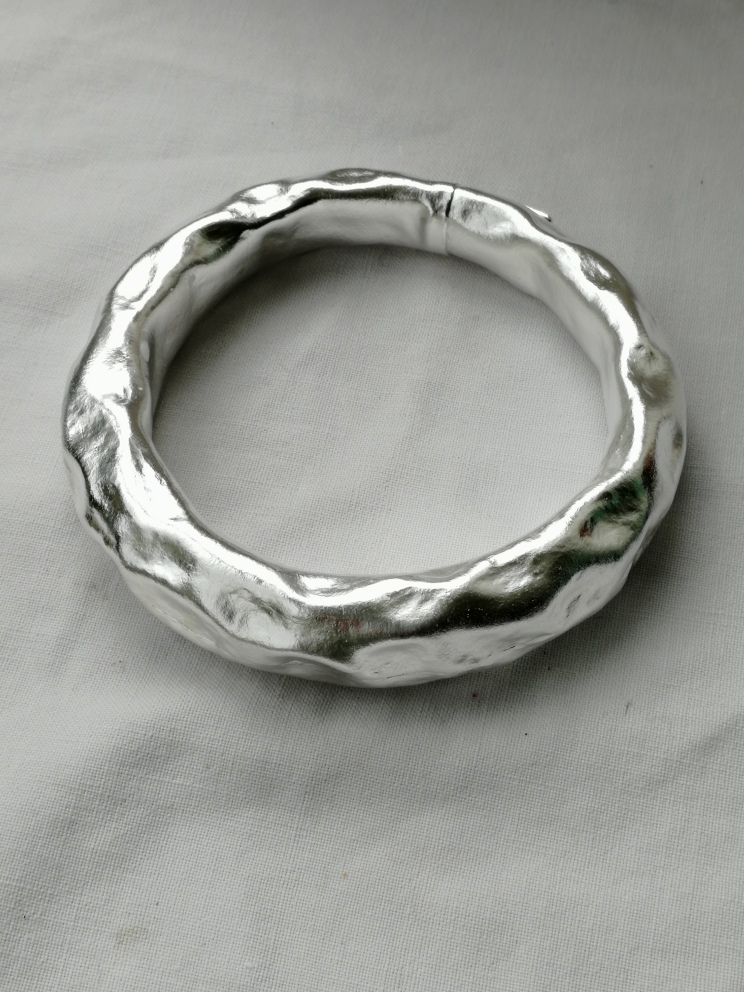 Divot bangle