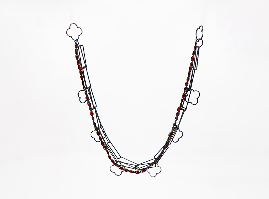 Quatrefoil Frame & Chain Garnet