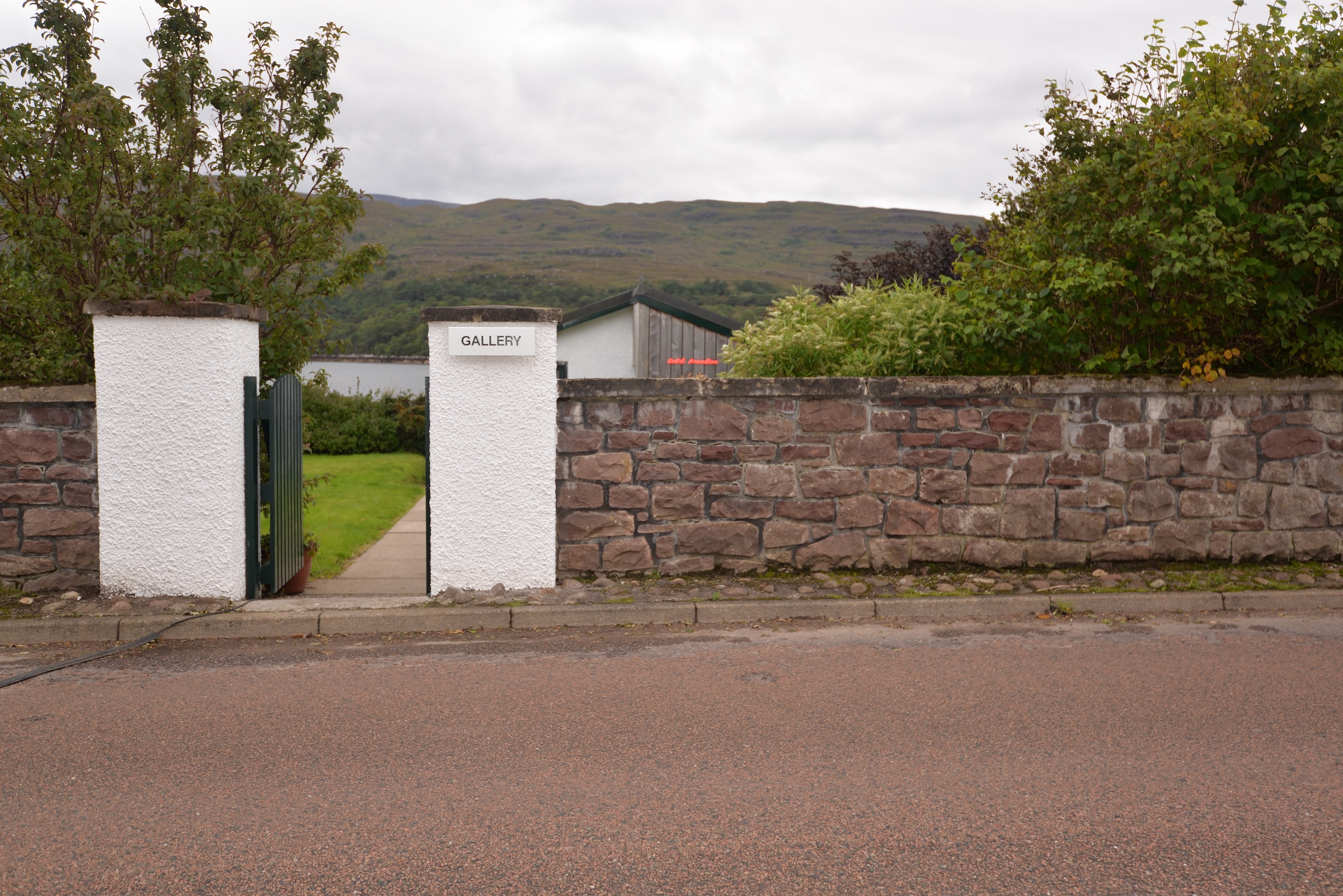 Gallery exterior/>
              </div>
              <div class=